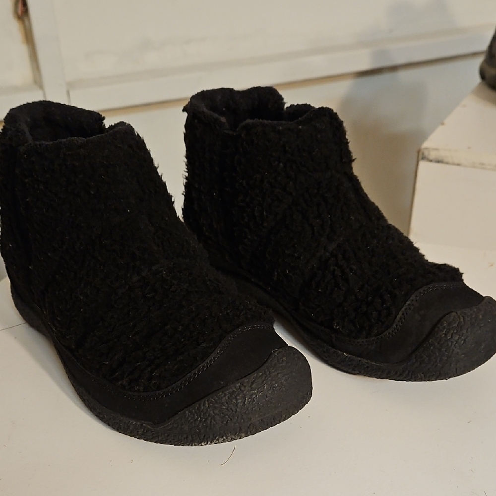 Keen Womens Black Fuzzy Ankle Bootie Boots